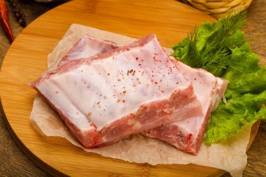 Çiğ domuz pirzolası pişmeye hazır. Baharatlı.