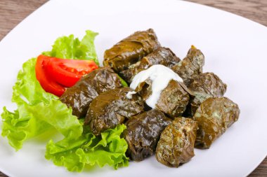 Dolma - üzüm doldurulmuş et krema sos ile bırakır.