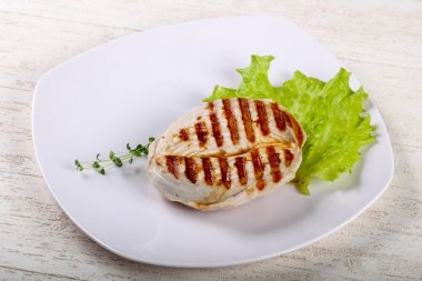 Kekik yaprakları ile ızgara hindi biftek