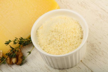 Parmesan rendelenmiş peynir yığın ceviz ve kekik ile