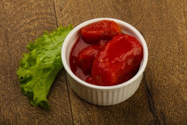 Kase suyu ile soyulmuş domates