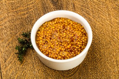 Dijon hardal sos kabın içinde kekik