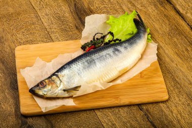 Biber ve baharatlı tuzlu ringa balığı.