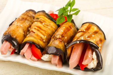 Jambon, peynir ve biber dolması patlıcan