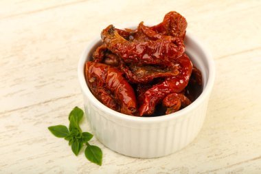 Fesleğen yapraklı kuru domates.