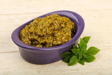 Fesleğenli pesto sos kasede bırakır