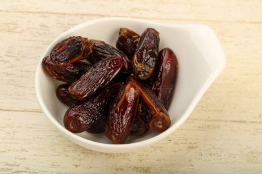 Meyve kabında tatlı hurmalar.