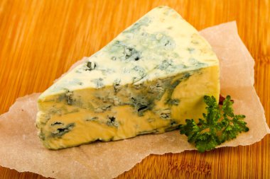 Mavi peynir maydanoz üzerinde ahşap arka plan ile