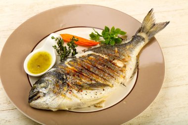 Izgara dorado balık sosu, kekik ve fesleğen ile