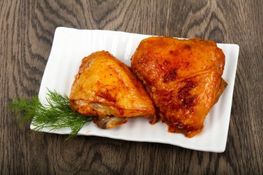 Domates soslu kızarmış tavuk uyluk