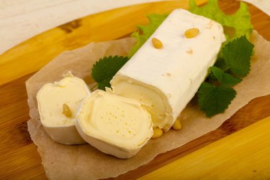 Sedir fıstıklı Brie peynirli rulo