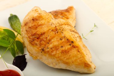 Salata yaprakları ile kavrulmuş tavuk göğsü