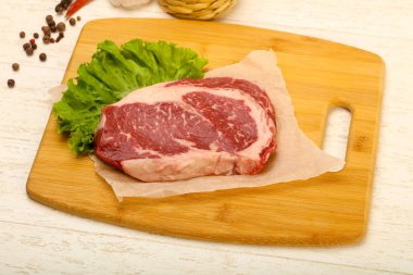 Pirzola pişmeye hazır.