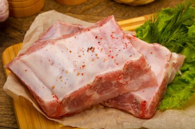 Çiğ domuz pirzolası pişmeye hazır. Baharatlı.