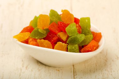 Ahşap arka plan üzerinde renkli ananas Kuru