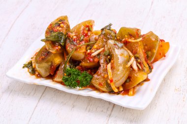 Otlar ile turşu yeşil domates