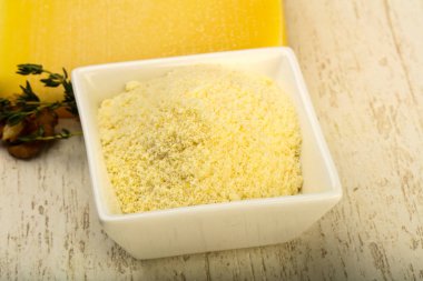 Parmesan rendelenmiş peynir yığın ceviz ve kekik ile