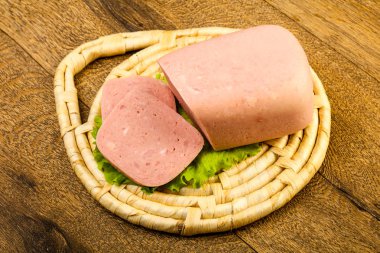 Jambon sosis salata üzerinde yemek için hazır bırakır