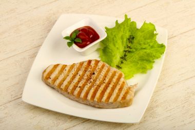 Baharatlar ve sos ızgara hindi biftek