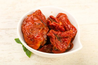 Fesleğen yapraklı kuru domates.