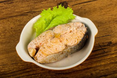 Kekik beyaz plaka ile haşlanmış somon