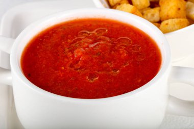 Gazpacho çorbası ekmek beyaz plaka ile
