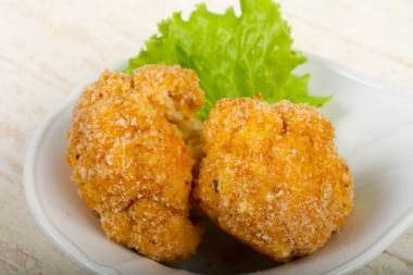 Ahşap arka plan üzerinde diyet gevrek karnabahar