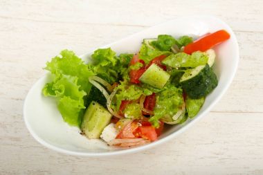 Zeytinli ve peynirli Yunan salatası