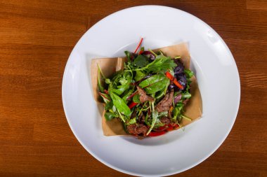 Biftek salata otlar ve baharatlar ile