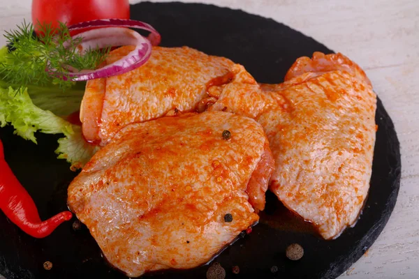 Cuisses Poulet Marinées Crues Pour Grill Barbecue — Photo