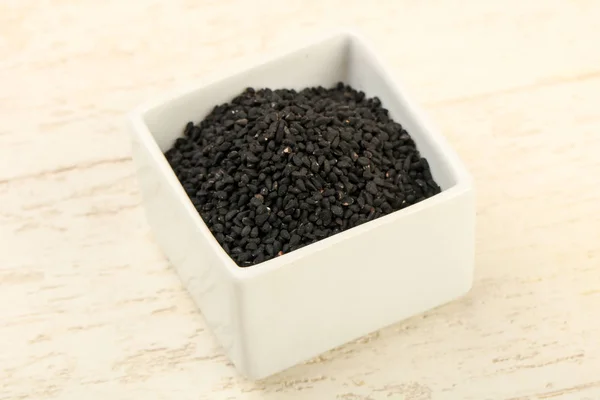 Schwarze Nigella Samen Türmen Sich Über Hölzernen Hintergrund — Stockfoto