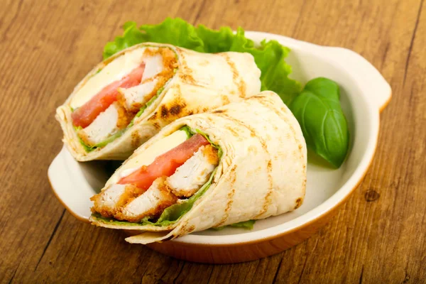 Rolo Pão Frango Com Folhas Salada — Fotografia de Stock