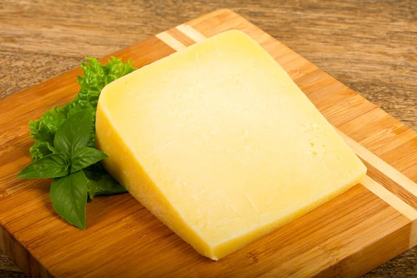 Queso Parmesano Con Hojas Ensalada Albahaca —  Fotos de Stock