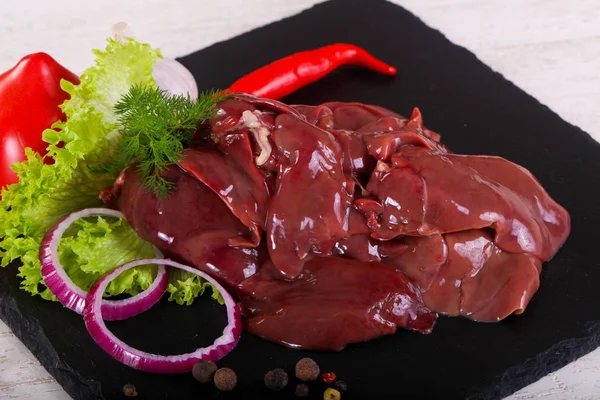 Yemek pişirmek için çiğ tavuk karaciğer