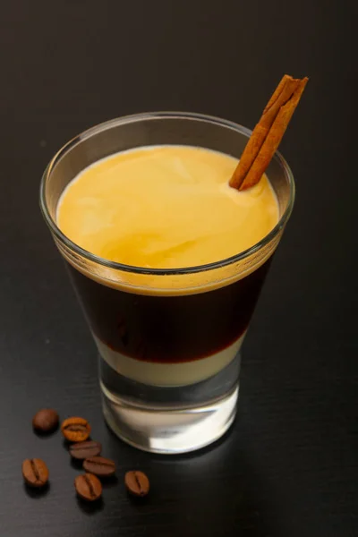 Caffè Espresso Con Latte Condito Chicchi Caffè — Foto Stock