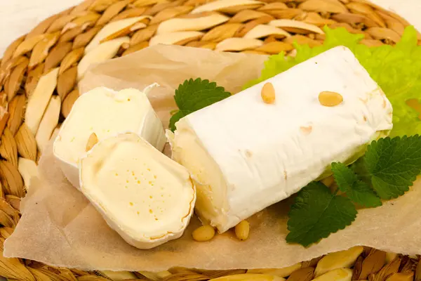 Rollo Queso Brie Con Nueces Cedro — Foto de Stock