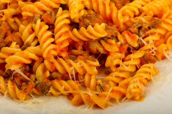 Fussili Bolognese Pasta Auf Weißem Teller — Stockfoto