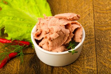 Kase salata yaprakları ve kekik ile karaciğer pasta