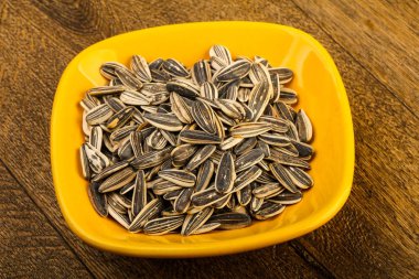 Kase üzerinde ahşap arka plan Ayçiçeği tohumları