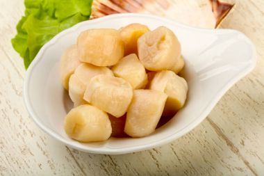 Çiğ deniz tarakları kasede pişmeye hazır.