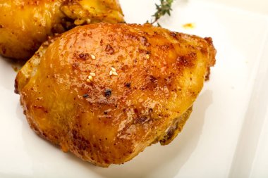 Kavrulmuş tavuk uyluk baharat ve soya sosu ile