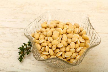 Kase ahşap arka plan üzerinde çiğ beyaz fasulye