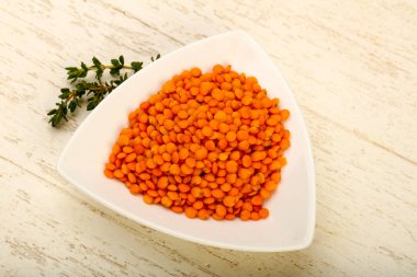 Kase ahşap arka plan üzerinde turuncu mercimek