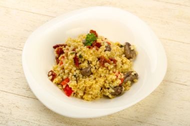 Tavuk kalbi ve kuru domatesli bulgur.