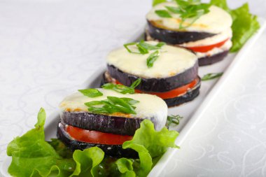 fırında patlıcan domates ve peynir ile