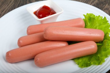 Salata ve ketçap ile sosis haşlama