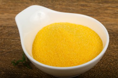 Ham polenta ahşap arka plan üzerinde yemek pişirmek için hazır