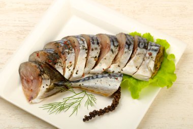 Scomber ahşap arka plan üzerinde beyaz plaka üzerinde füme