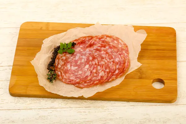 Salame Affettato Salsiccia Sopra Sfondo Legno — Foto Stock