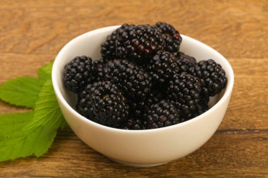 Böğürtlen yaprağı ahşap arka plan üzerinde